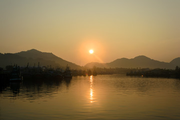 Obraz premium Sunrise and fishing boat at Khanom beach, Nakhon Si Thammarat, Thailand 