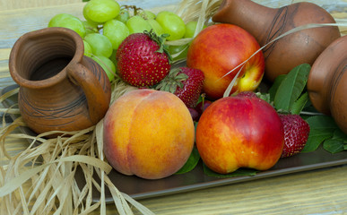 спелые персики,виноград,и другие фрукты