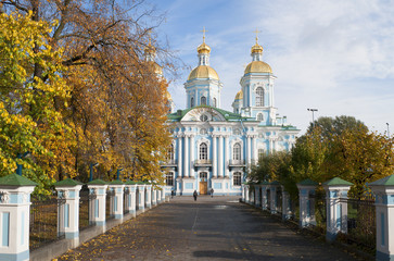 Вид на Никольский собор золотой осенью. Санкт-Петербург, Россия