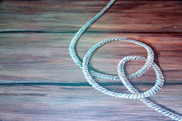 Obraz premium Pirate rope on a wooden table