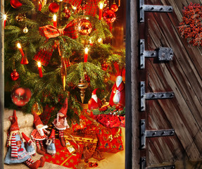 Geöffnete Tür zum Weihnachtszimmer