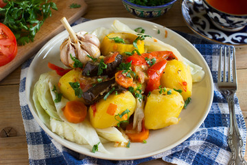 Vegan version of Uzbek vegetable stew - dimlama