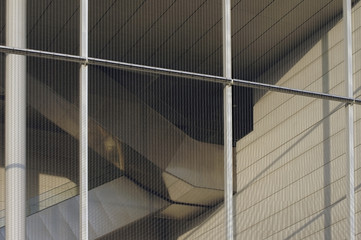 Lüftungskanal hinter Gittern / Die Untersicht auf einen eckigen Lüftungskanal 