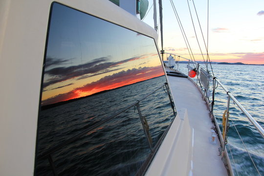 Der Sonnenuntergang spiegelt sich im Bootsfenster