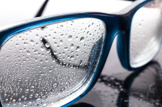 Brille mit Wassertropfen