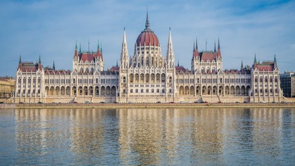 Fototapeta na wymiar The parliament of Budapest reflecting in the Danube river