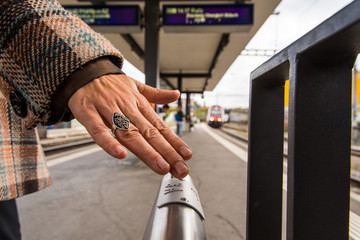 Obraz premium Pisanie brajlem na peronach kolejowych pomaga w nawigacji