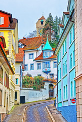 Naklejki  Wąska ulica z kolorowymi budynkami w Lucernie
