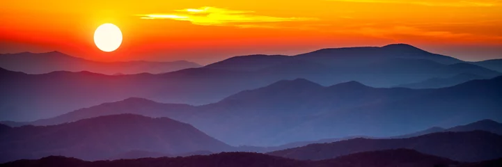 Foto op Plexiglas Rokerige bergzonsondergang © Philip Steury