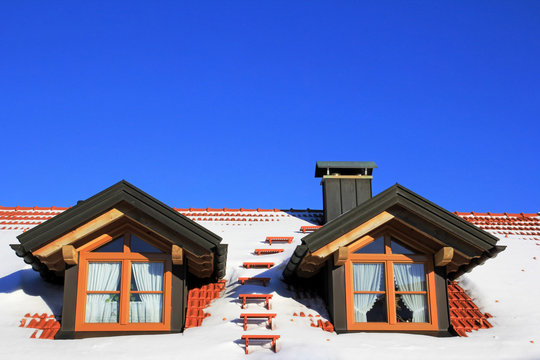 Zwei Dachfenster auf einem Haus im Winter