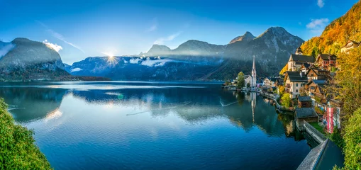 Photo sur Plexiglas Lac / étang Hallstatt mountain village with lake in fall at first sunlight, Salzkammergut, Austria