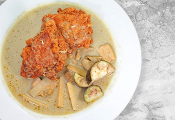 Green curry chicken with vegetable and fried chicken