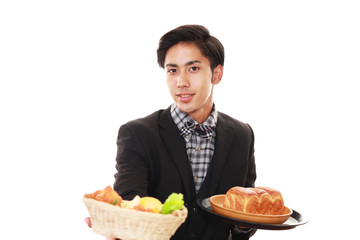 料理を運ぶウェイター