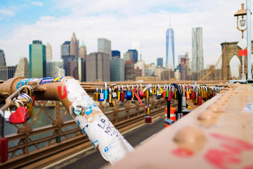 Un gros plan sur Love Lock au pont de Brooklyn, New York
