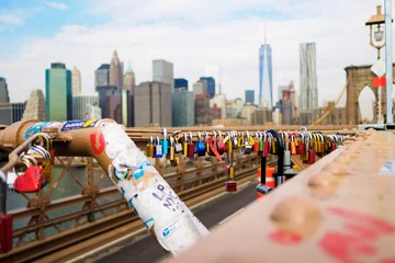 Photo sur Aluminium brossé New York Un gros plan sur Love Lock au pont de Brooklyn, New York