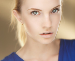 Naklejka premium Close up portrait of sensual blond woman.