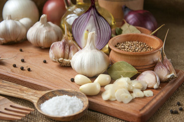 Garlic, onion, coriander, sesame seeds, black pepper, bay leaf, sea salt,