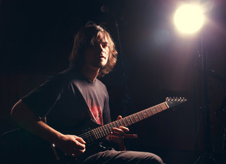 Obraz na płótnie Canvas guitarist play on the electric guitar
