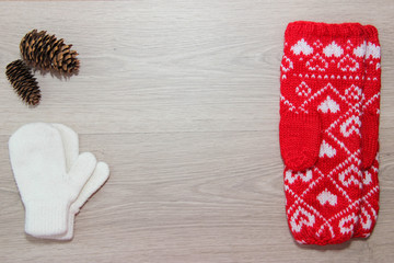 Вязанные шерстяные варежки на фоне.