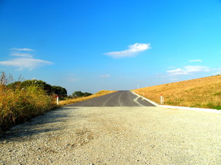 秋の土手のある風景