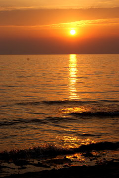 Fototapeta Wschód słońca nad morzem w Mikoszewie