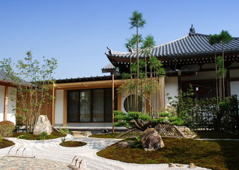 Naklejka premium tradycyjny japoński dom z ogrodem