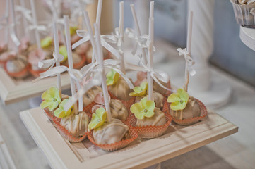Sweet treats on the table for guests 4139.