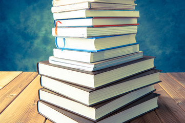読書 たくさんの本が積み重なっている様子
