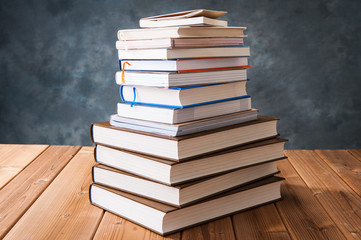 読書 たくさんの本が積み重なっている様子