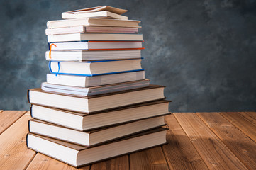 Fototapeta premium 読書 たくさんの本が積み重なっている様子