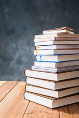 読書 たくさんの本が積み重なっている様子