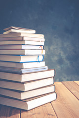 読書 たくさんの本が積み重なっている様子