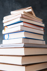 読書 たくさんの本が積み重なっている様子