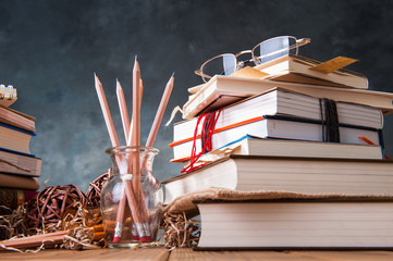 読書 たくさんの本が散らかっている様子