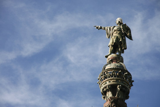 Christopher Columbus pointing towards America  in Barcelona