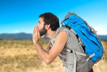 Naklejka premium Backpacker shouting over isolated white background