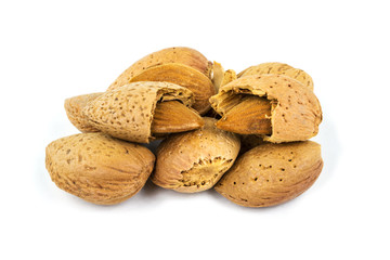 Mandel mit zerbrochener Schale