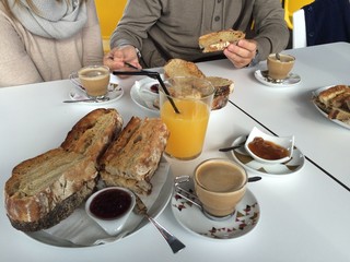 dsifrutando un desayuno completo en buena compañia