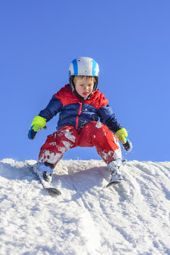 Mutiger kleiner Kerl auf Skiern