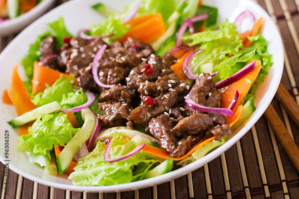 Wall mural Salad with beef teriyaki