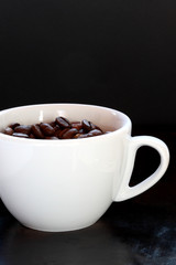 Kaffeebohnen in weißer Tasse