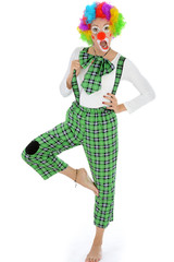 Clown trägt Latzhose und Perücke als Kostüm zu Karneval, Fasching oder Fastnacht
