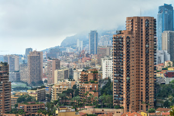 Fototapeta na wymiar Blick auf die Stadt Monaco bei Wolken verhangenem Himmel