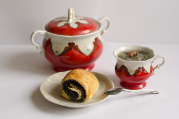 Травяной чай и булочка с маком