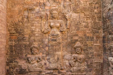 Stickers pour porte Monument Vishnu statues carved reliefs on the walls of sandstone, angkor