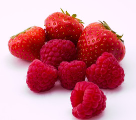 Изолированная клубника и малина на белом фоне
