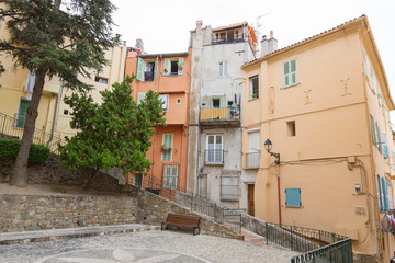 Ветхое здание в центре ментон во франции. днем летом