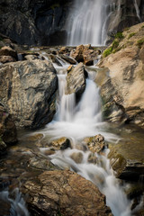 Piedras del río con una pequeña cascada en medio de la naturaleza