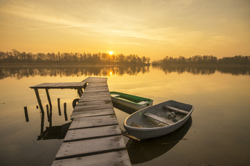 łódka zacumowana zimą do drewnianego pomostu - obrazy, fototapety, plakaty