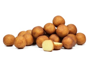 Lübecker Marzipankartoffeln isoliert auf weißem Hintergrund